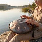 Handpan Aura Sacrée — Ré mineur (D Kurd) joué au coucher du soleil au bord de l'eau