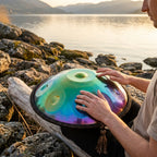 Handpan Cosmos — Ré mineur (D Kurd) joué au coucher du soleil au bord de l'eau
