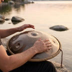 Handpan Elysia — Ré mineur (D Kurd) joué au coucher du soleil au bord de l'eau