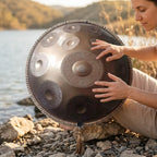 Handpan Lumora — Ré mineur (D Kurd) joué au coucher du soleil au bord de l'eau