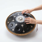 Handpan Lunar — Ré mineur (D Kurd) — gros plan, prêt à jouer