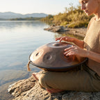 Handpan Orion — Ré mineur (D Kurd) joué au coucher du soleil au bord de l'eau