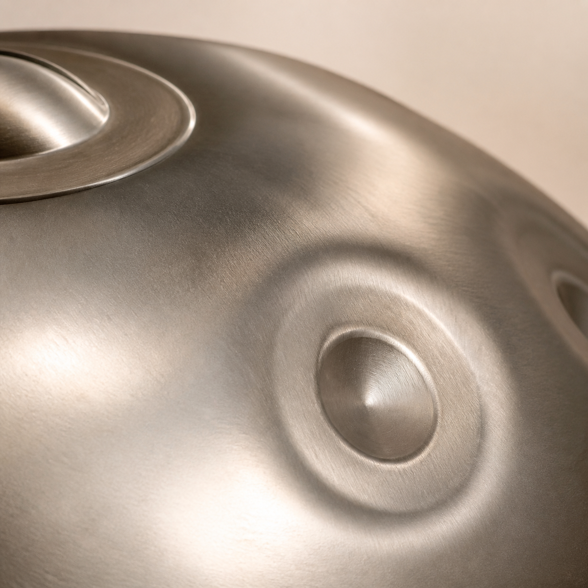 Handpan MANDALA argent — détail original de la surface