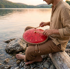 Tongue Drum Atlas Mélodie joué au coucher du soleil au bord de l'eau