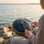 Tongue Drum Rêve Éthéré joué au coucher du soleil au bord de l'eau